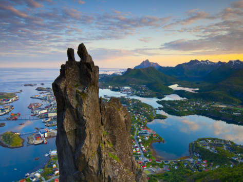 doug-pearson-rock-climbers-scale-the-famous-svolvaergeita-svolvaer-lofoten-nordland-norway